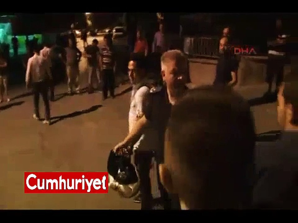 Polise sarılan gence biber gazı