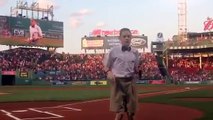 Ce jeune autiste chante l'hymne national avant le match des red sox - Moment magique