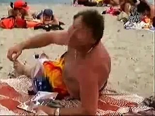 CAMARA OCULTA EN LA PLAYA - TIO CACHONDO