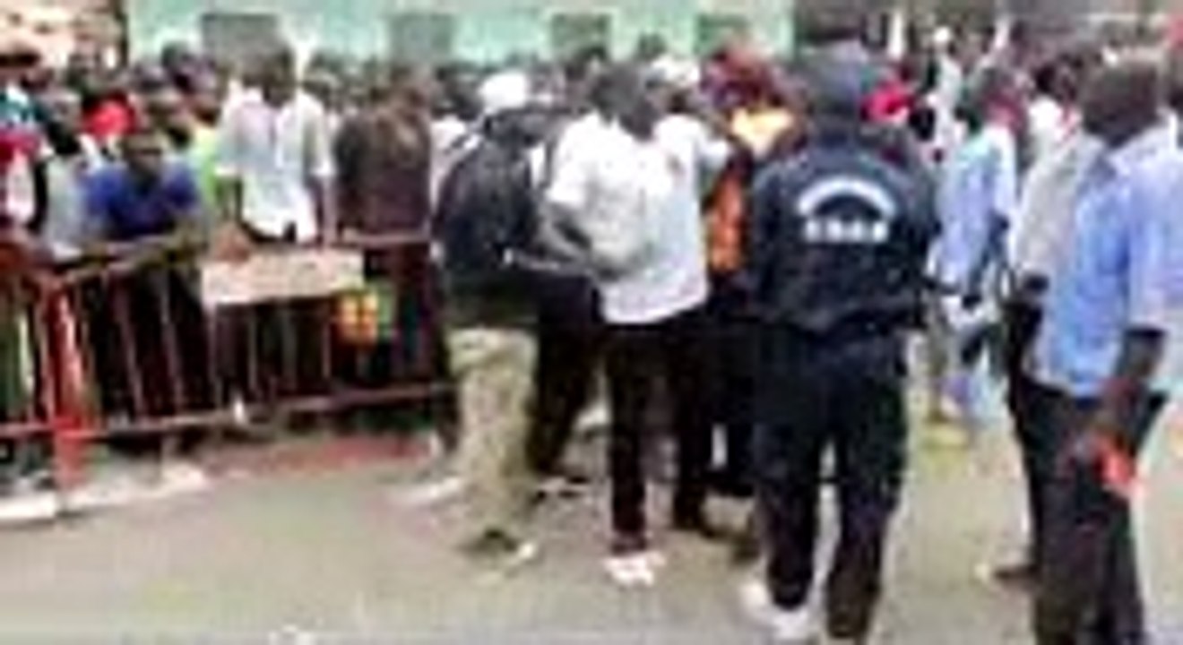 Visite de Maky Sall a L UCAD C l ambiance avec les etudiants