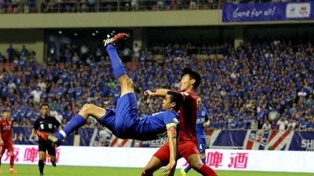 La splendide retournée acrobatique Gio Moreno!