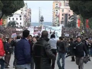 Masat e policise per protesten 17.02.11.mpg