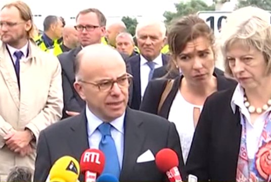 A Calais, Cazeneuve se félicite de la coopération avec les Britanniques sur les migrants