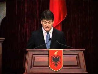 Topi dekoron Pjetër Arbnorin.mpg