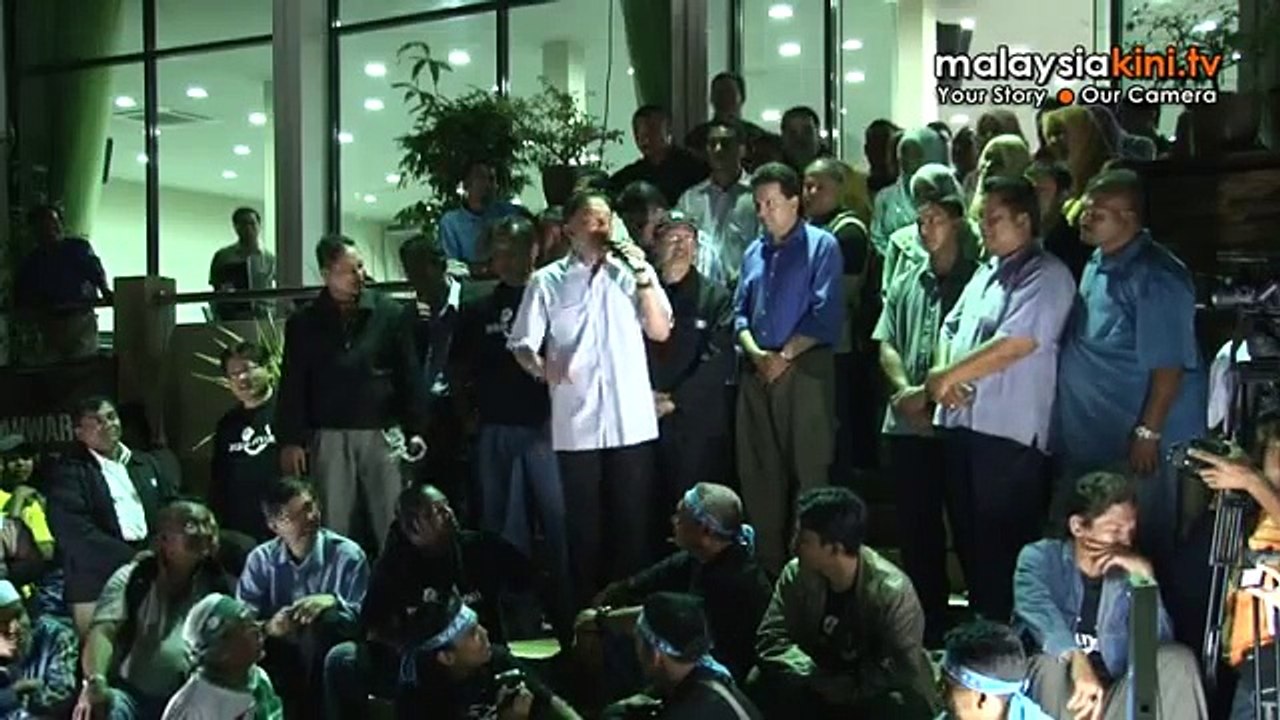 Anwar's last supper: Thousands throng KL