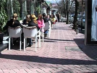 ZONAT E ISH BLLOKUT , LULEZOJNE TAVOLINAT DHE KARRIGET NE TROTUARE 04 03 12