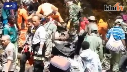 Mayat mangsa Trigana Air mula diusung keluar