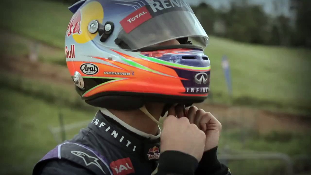 Sfida motocross tra Daniel Ricciardo e Daniil Kvyat