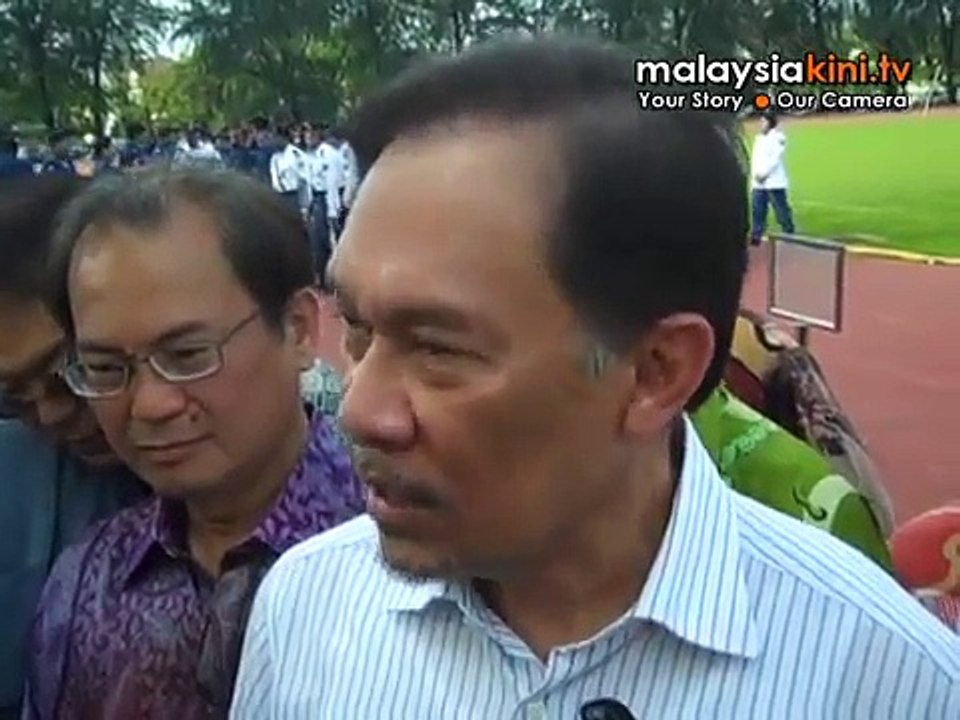 Anwar belittles 1Malaysia logo on subsidised goods