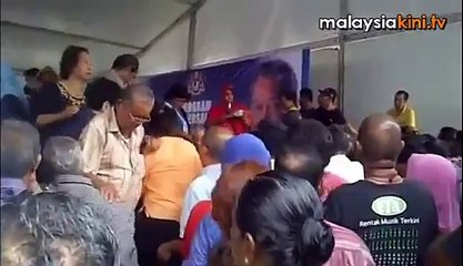 Ratusan serbu kaunter BR1M di Jinjang Ratusan serbu kaunter BR1M di Jinjang