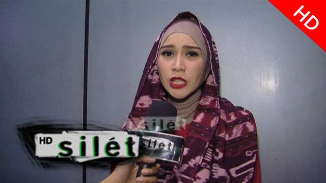 Hamil Anak Ketiga Zaskia Keracunan Makanan? - Silet 20 Agustus 2015