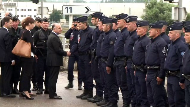 Le ministre de l'Intérieur Bernard Cazeneuve et son homologue britannique Theresa May se sont rendus le 20 août 2015 à Calais pour signer un accord sur la situation des migrants.