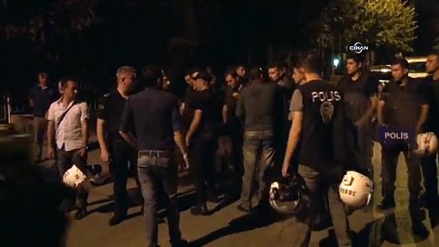 Polisi öpmeye çalışınca, biber gazını yedi