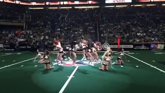 La danse enflammée d'un footballeur américain avec les cheerleaders