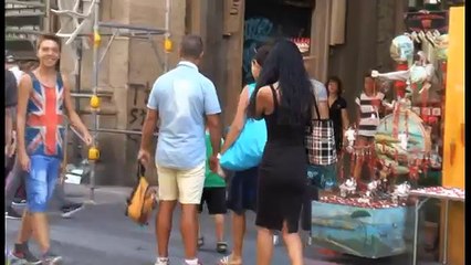 Download Video: Napoli - Boom di shopping a Napoli durante il Ferragosto (19.08.15)