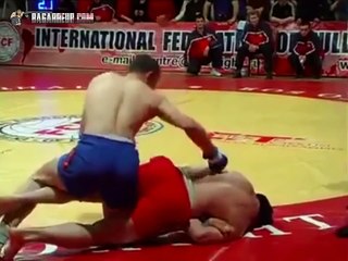Clé de jambe de dingue lors d'un combat de sambo mais n'abandonne pas!