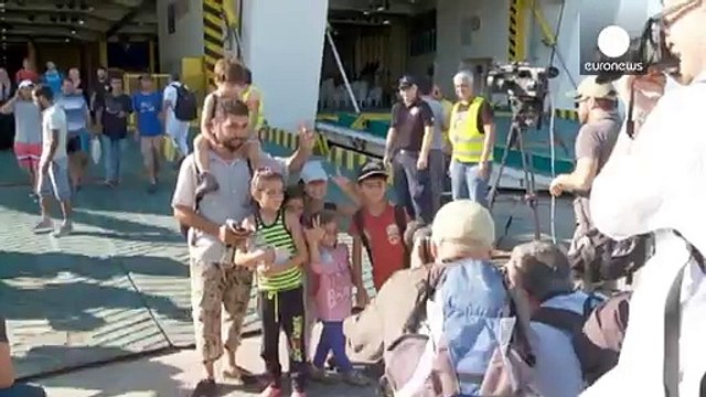 Griechenland: Flüchtlingsfähre legt in Athen an
