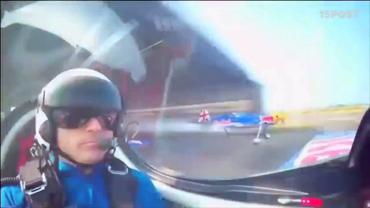 Dos pilotos de Red Bull, los primeros en volar al tiempo a través de un edificio