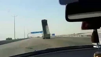 Truck crashes into a highway sign (Accident)
