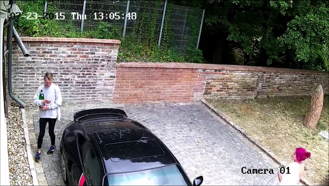 Il raye sans gêne une Porsche
