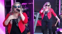 Kelly Clarkson Announces Second Pregnancy During Performance