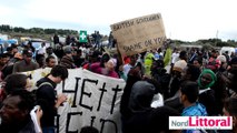 Calais: Manifestation de migrants près de la rocade portuaire