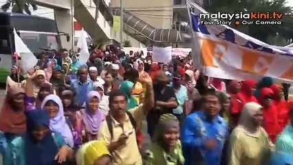 Descargar video: Perkasa leads 1,000 in protest against Felda DG