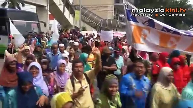 Perkasa leads 1,000 in protest against Felda DG