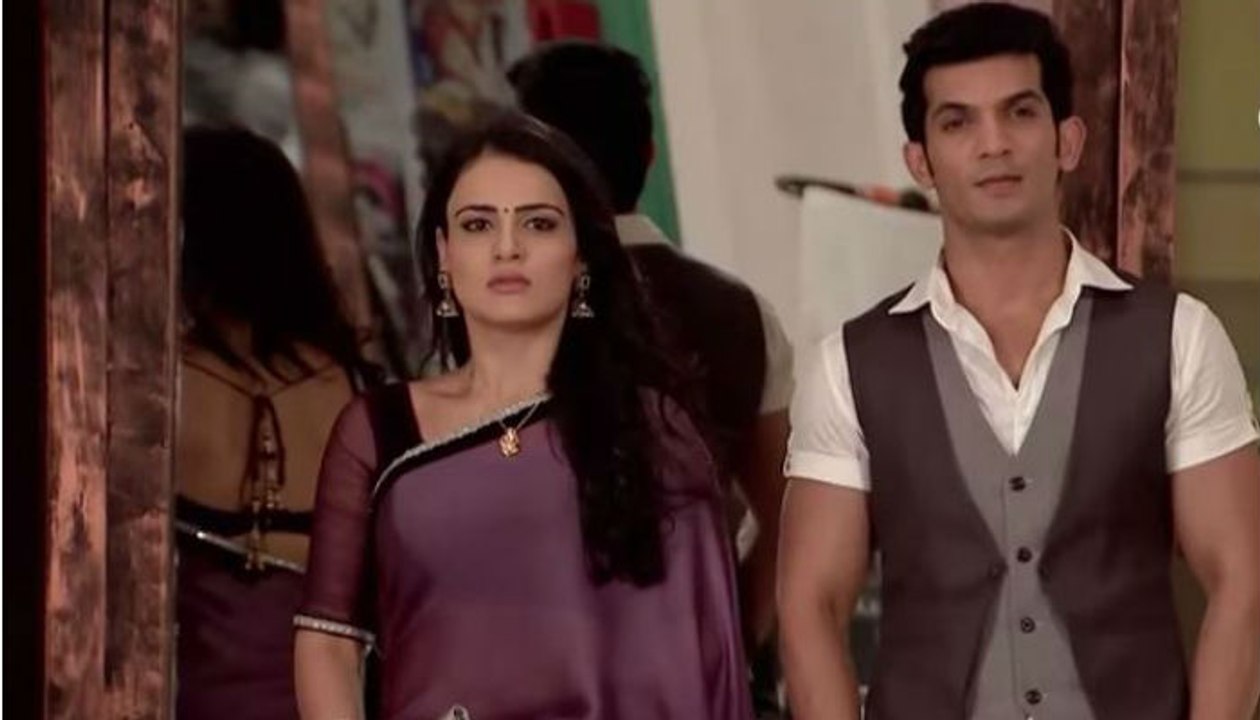 RV ne nikala Ishani ko Ghar se Baahar tab Shikhar ne apnaya Ishani ko aur lekar aaya apne ghar  - 20 aug 2015 - Meri Aashiqui Tum Se Hi