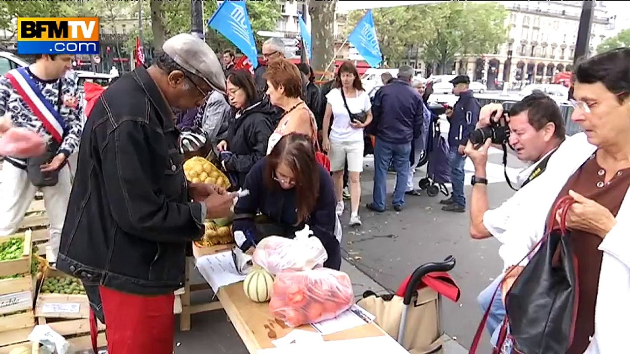 Paris: les agriculteurs vendent fruits et légumes "au prix juste"