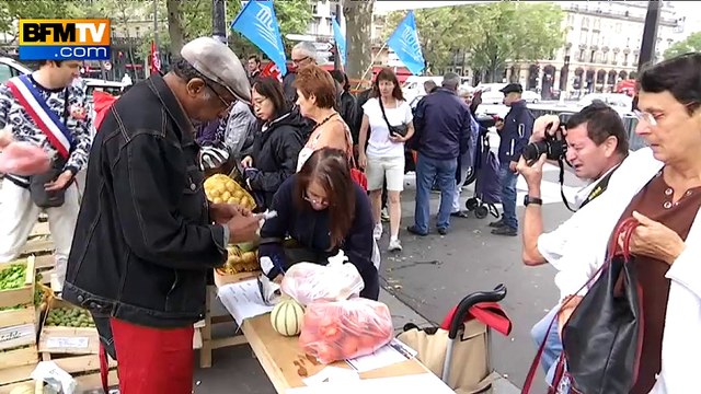 Paris: les agriculteurs vendent fruits et légumes au prix juste