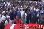 Şehit cenazesinde bakana pet şişeli, bozuk paralı protesto