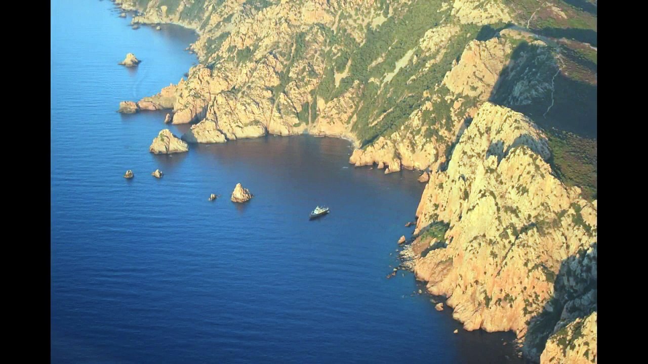La Corse vue du ciel, coucher de soleil sur les calanques de Piana