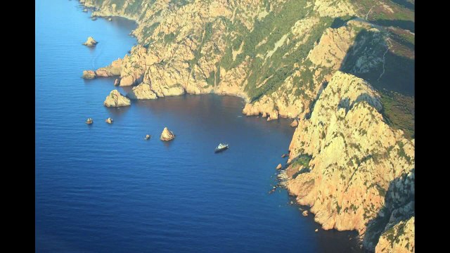 La Corse vue du ciel, coucher de soleil sur les calanques de Piana