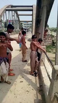 BACHAY BINA KHOF K NEHAR ME ONCAE SAY CHALANG LAGAT HUEY