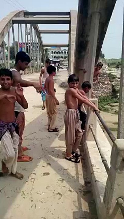 BACHAY BINA KHOF K NEHAR ME ONCAE SAY CHALANG LAGAT HUEY