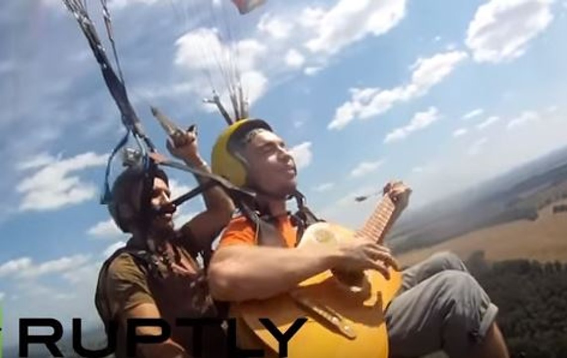 Vea cómo músicos interpretan una canción saltando en paracaídas