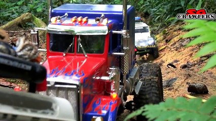 Video herunterladen: 9 Trucks RC Mudding Trail at Chestnut Ave Defender D90 Axial Wraith 6x6 King Hauler Man Honcho