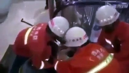 China: Un niño quedó atrapado en escalera eléctrica