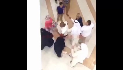 هوشة حريم في مول خليجي