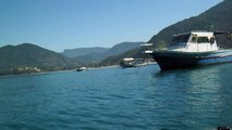 Praia à praia, mares aos mares, barcos aos barcos, Ubatuba, SP, Brasil,PET reciclados em 82 a 92 garrafas de 2 litros