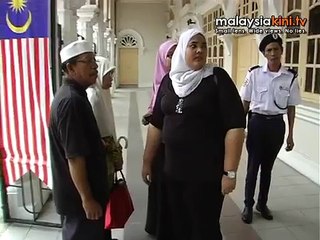 Anti-gov't blogger's parents quizzed by MCMC