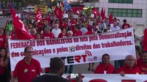 Manifestantes pró-Dilma se reúnem em Brasília