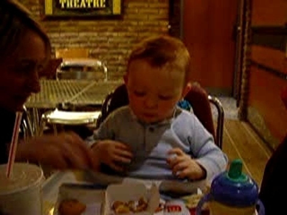 Gabriel boit à la paille