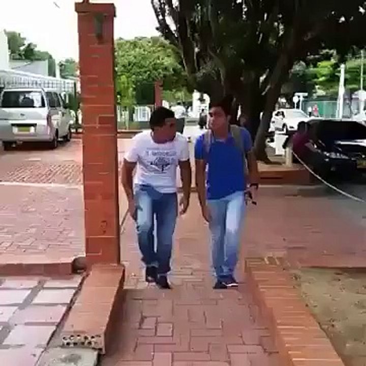 lo g is k kartoot chack kro....kasi actimg kr ra ha larki ko dakh k