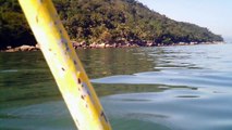 Praia à praia, mares aos mares, barcos aos barcos, Ubatuba, SP, Brasil,PET reciclados em 82 a 92 garrafas de 2 litros