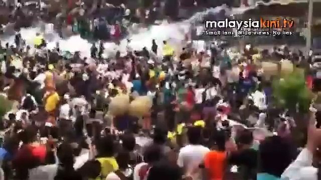 BERSIH 2.0: Tear gas fired at the protesters in Puduraya