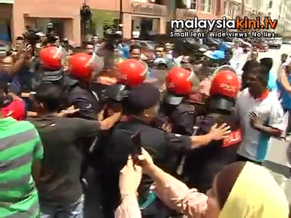 Umno Youth exco member to sue PKR sec-gen