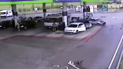 Çarpa çarpa benzinliğe daldı