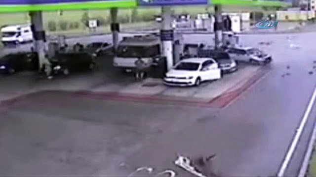Çarpa çarpa benzinliğe daldı
